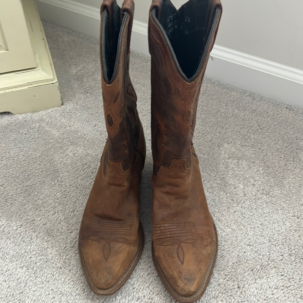Brown leather cowboy boots women. Size 8
